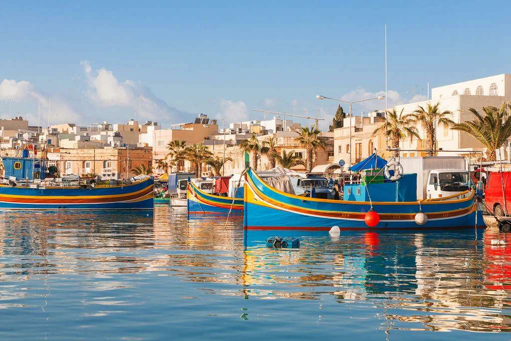 Kolorowe statki w porcie na Malcie puzzle online