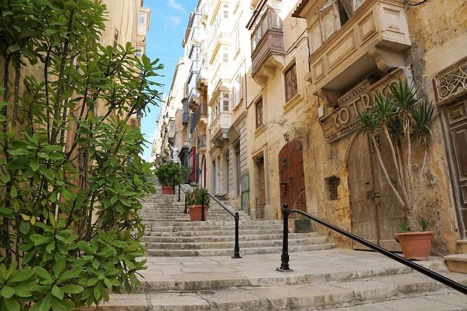 Aleja schodów Valetta na Malcie puzzle online