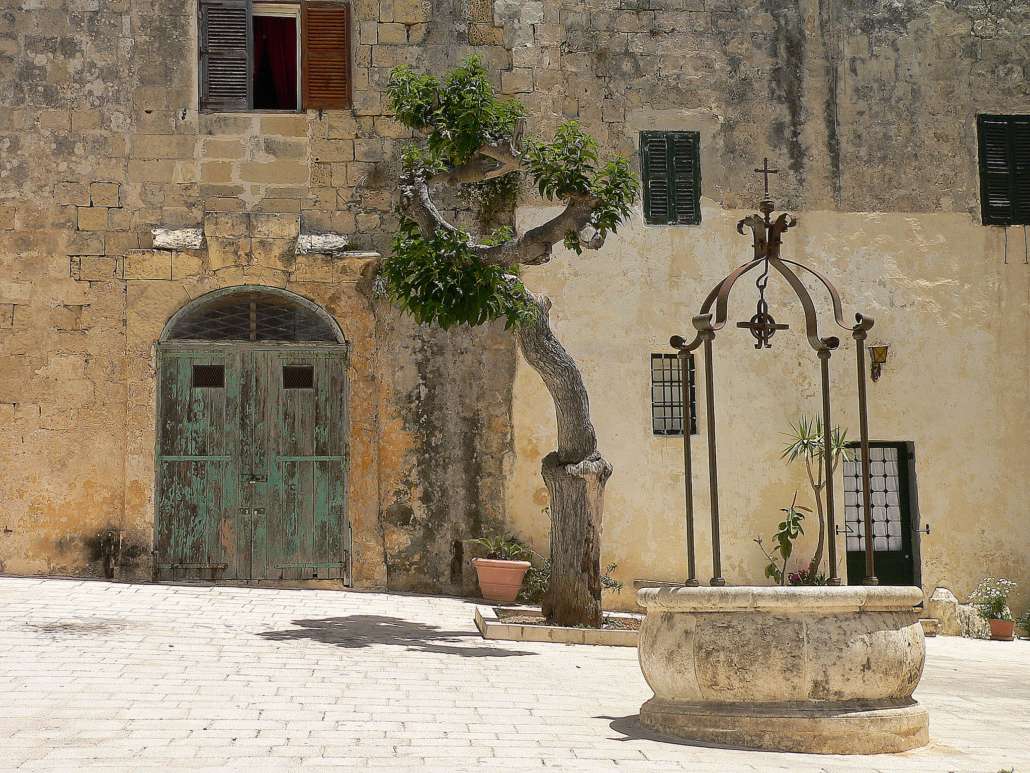 Dom Valetta z fontanną na Malcie puzzle online