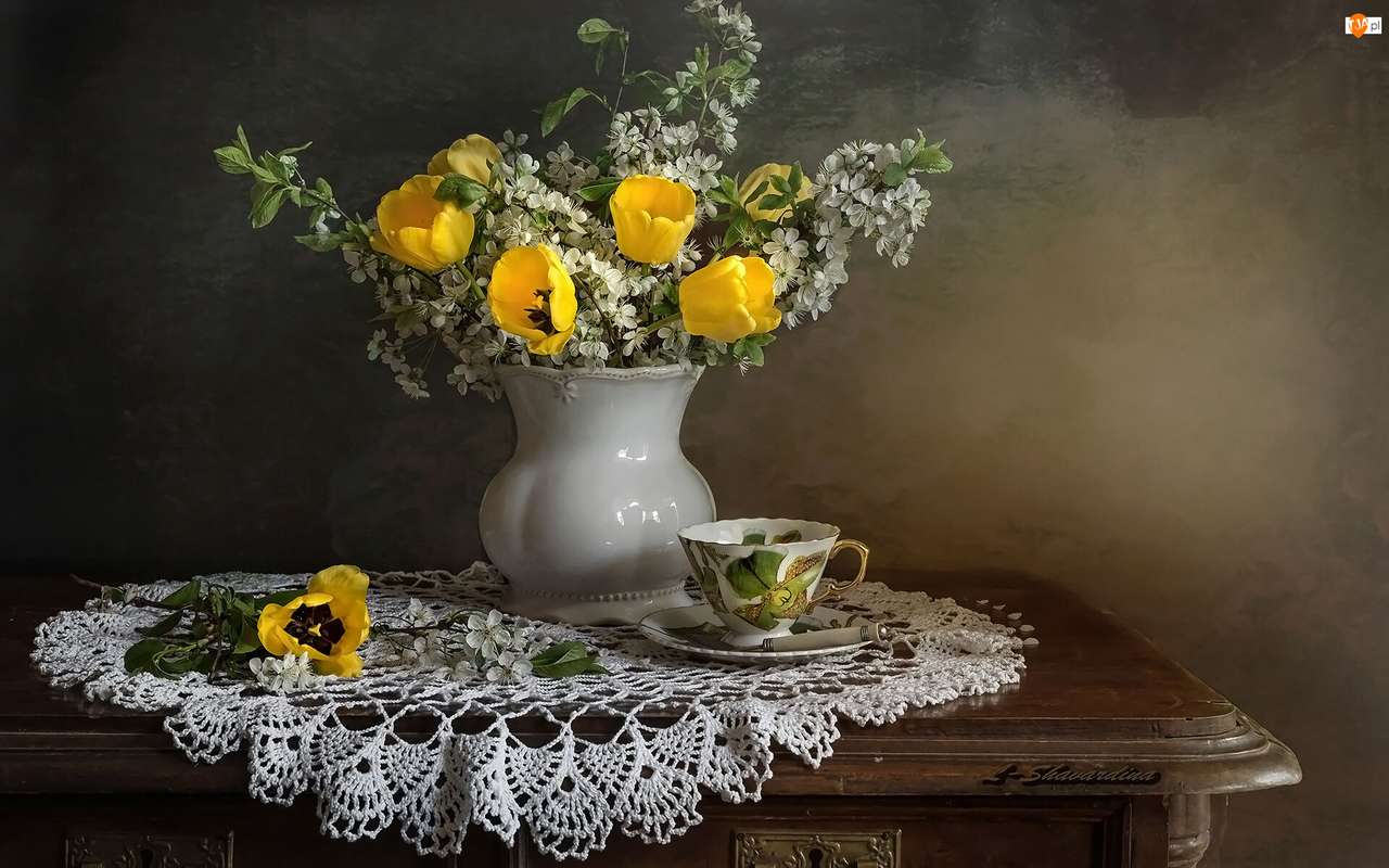 żółłte kwiaty w wazonie puzzle online