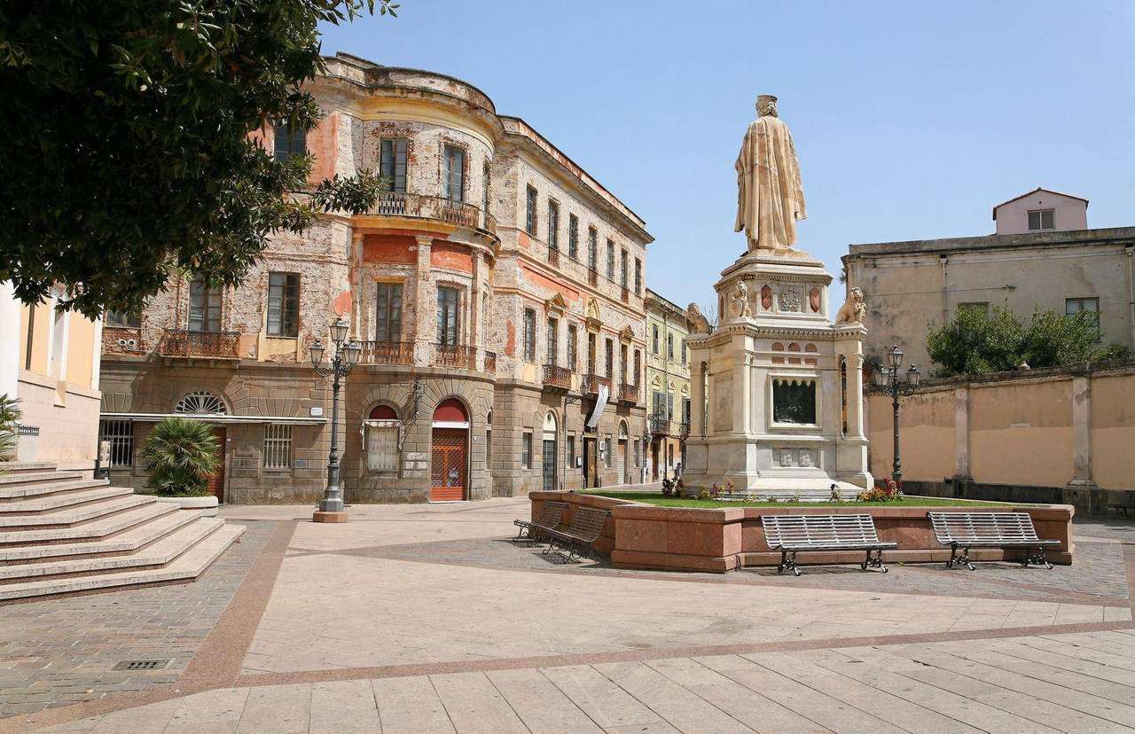 Oristano Piazza Eleonora na Sardynii puzzle online