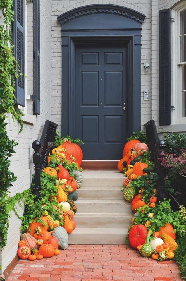 ozdoba jesienna przed drzwiami na schodach puzzle online