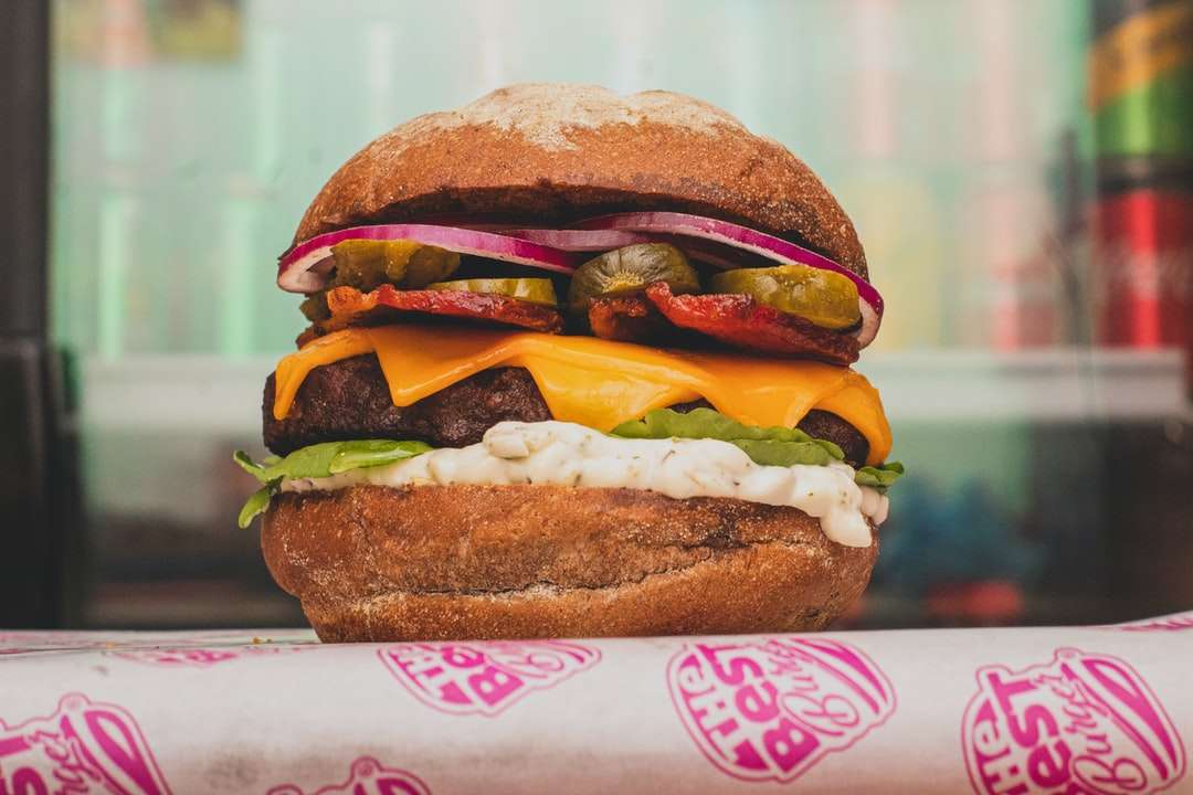 burger z serem i sałatą puzzle online