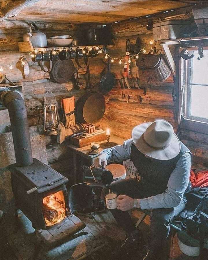stary człowiek w piecu na drewno głaszcząc ogień puzzle online