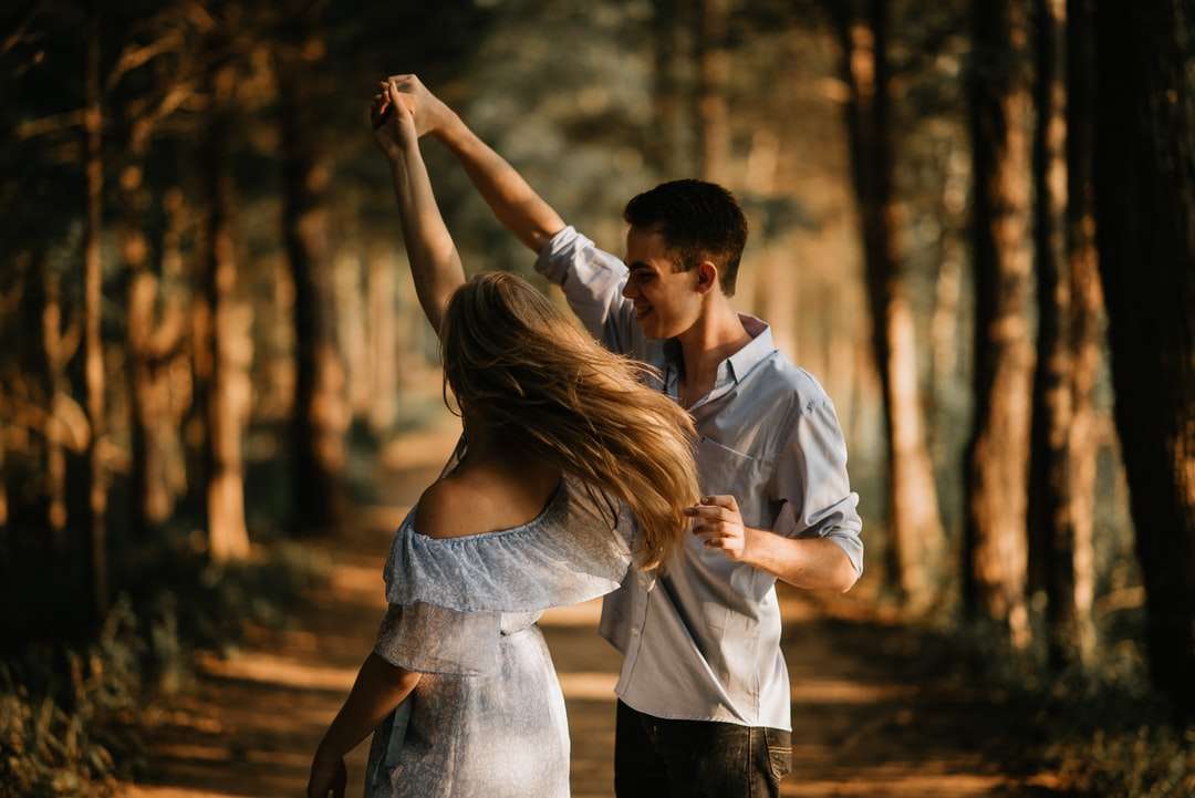 mężczyzna i kobieta tańczy na środku drzew puzzle online