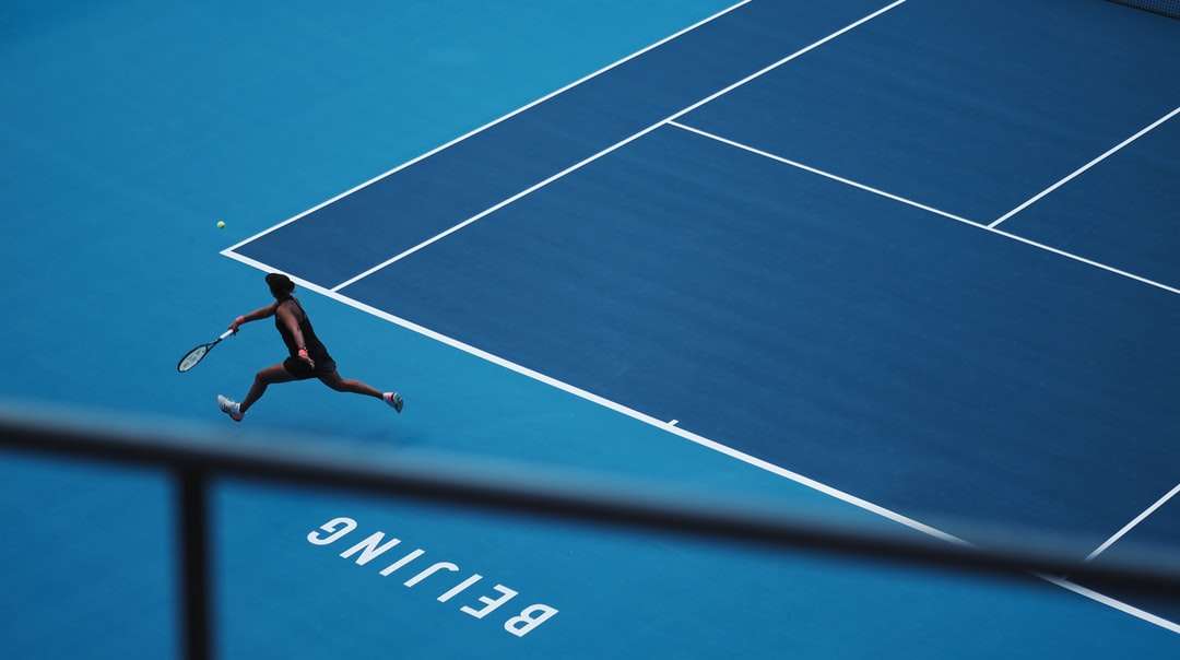 mężczyzna gra w tenisa na korcie puzzle online