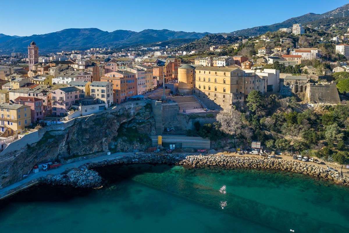 Miasto portowe Bastia na Korsyce puzzle online