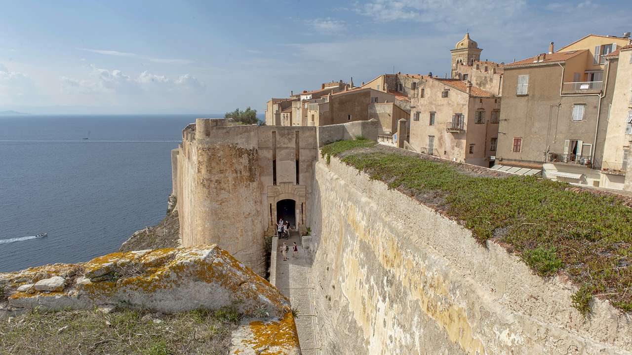 Miasto portowe Bonifacio na Korsyce puzzle online
