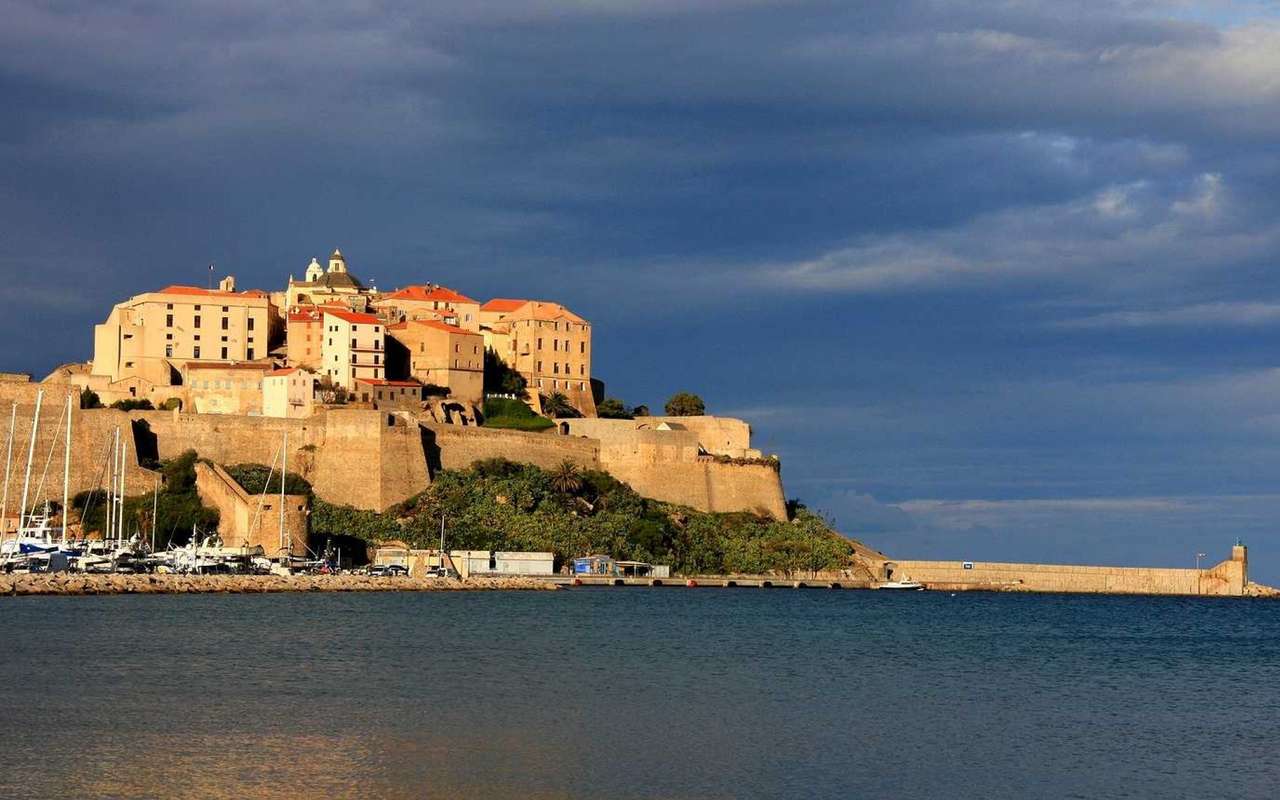 Miasto portowe Calvi na Korsyce puzzle online