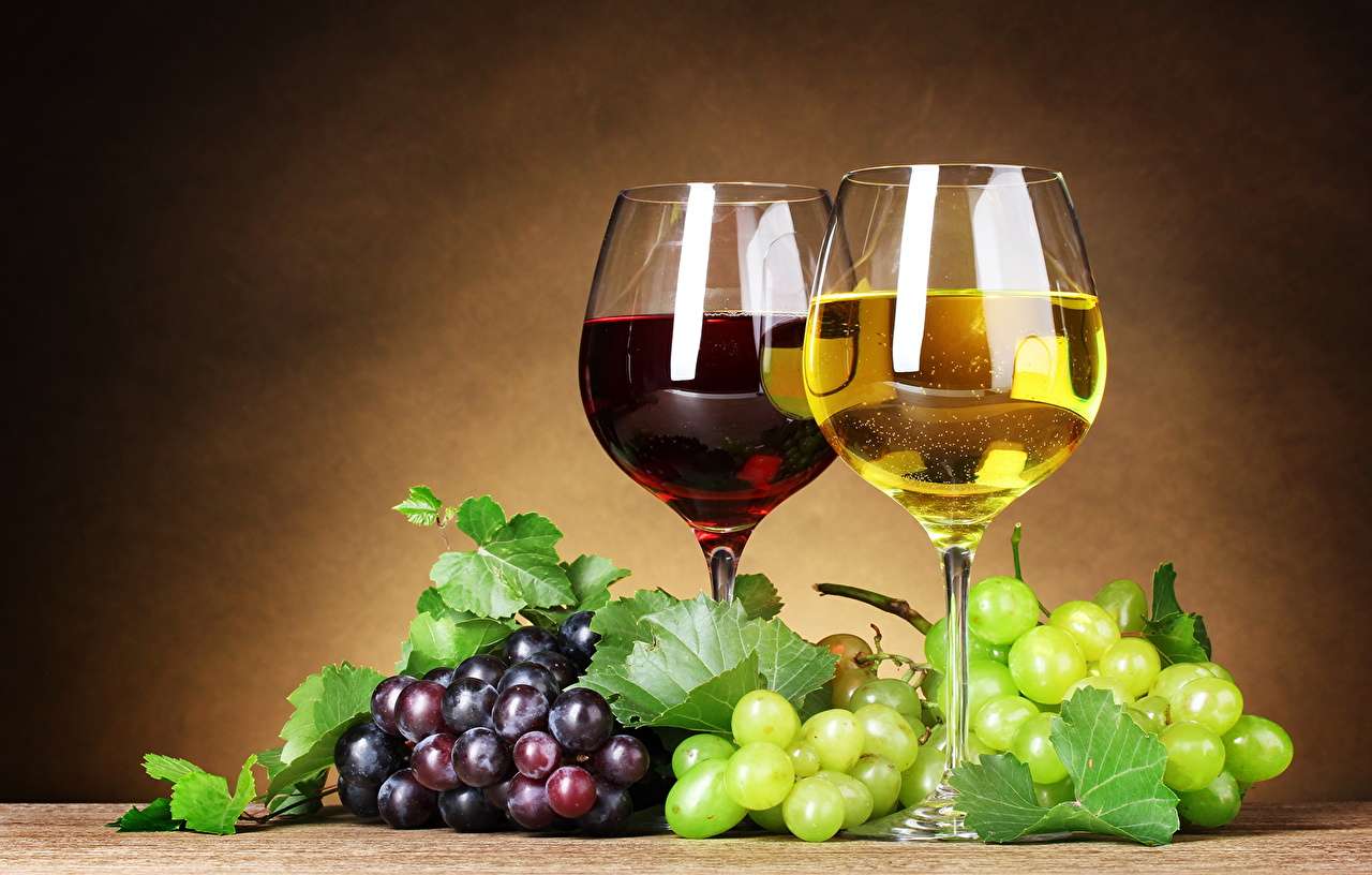 Wino czerwone wino białe i winogrona żółte i niebieskie puzzle online