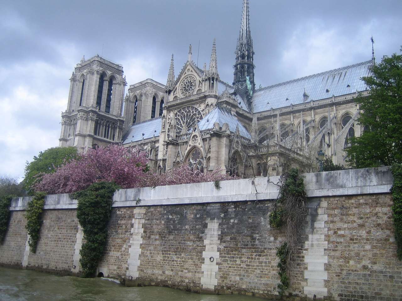 Notre Dame w Paryżu puzzle online