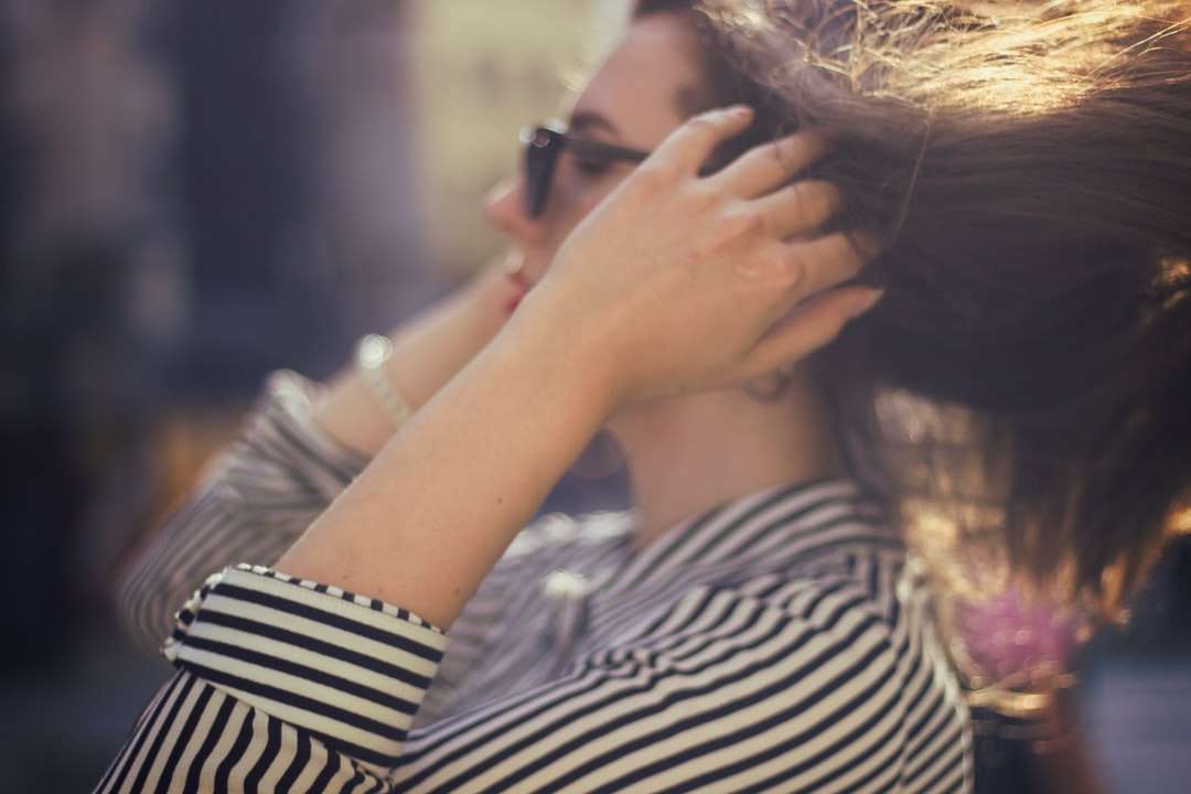 kobieta dotyka jej włosów puzzle online
