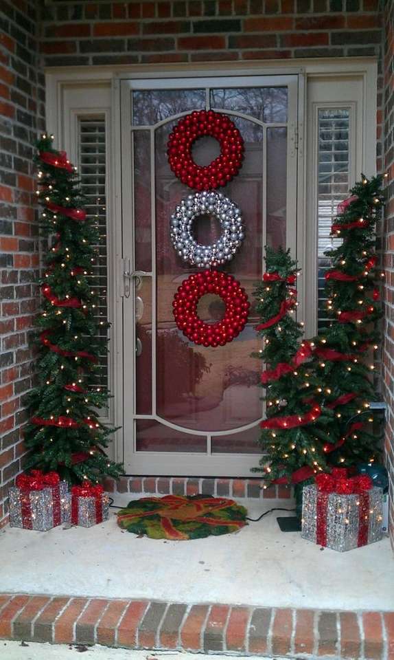 Ozdoby świąteczne przed wejściem do domu puzzle online