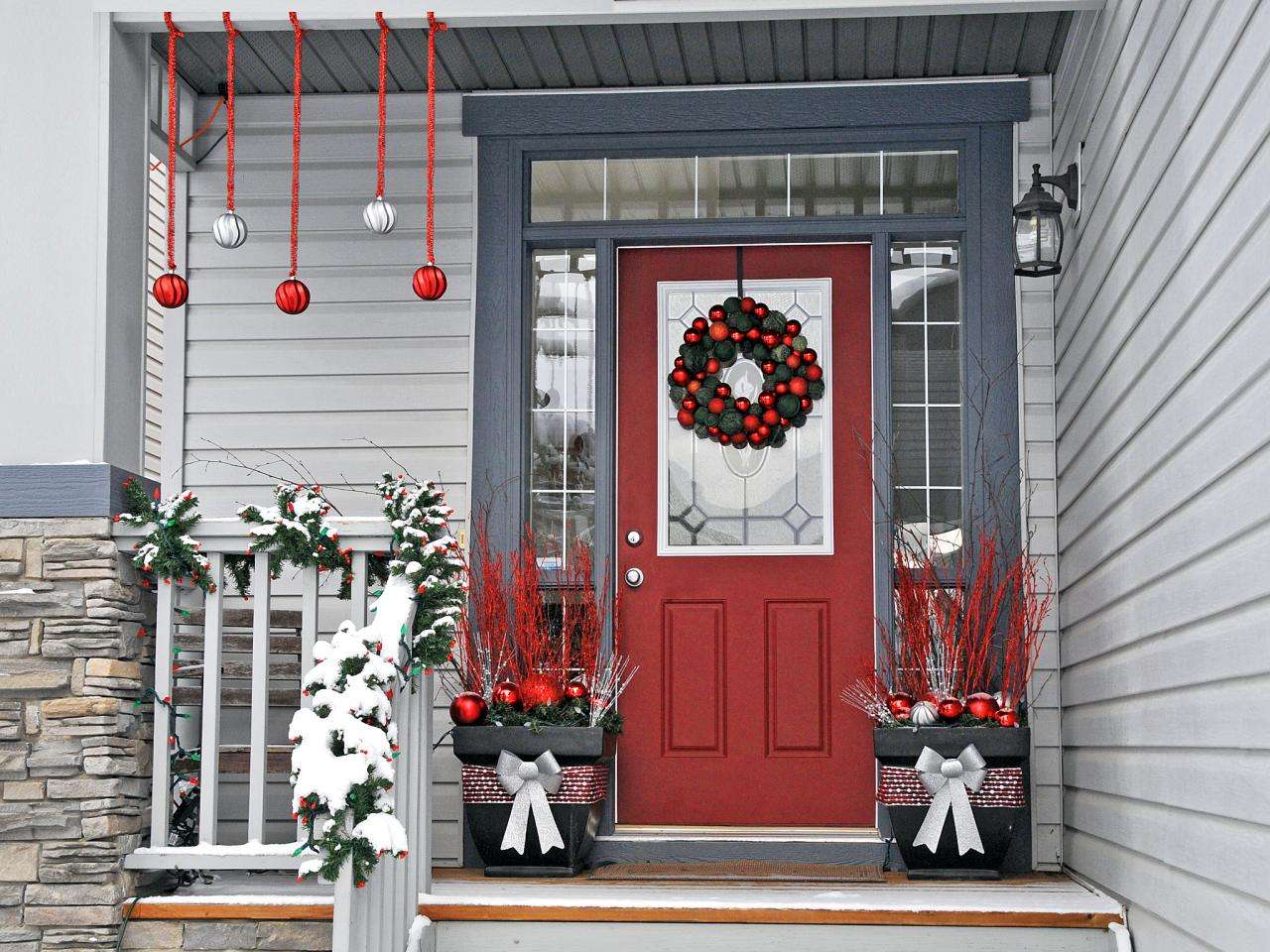 Ozdoby świąteczne przed wejściem do domu puzzle online