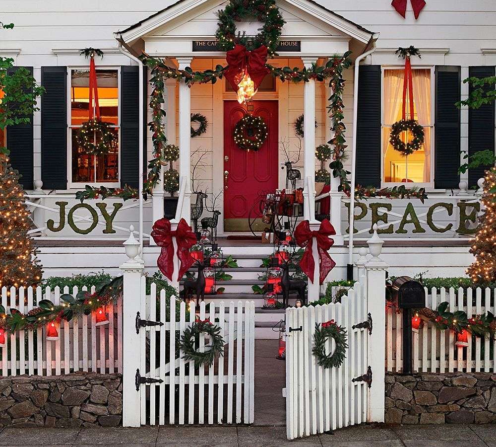 Świąteczna dekoracja przed domem puzzle online