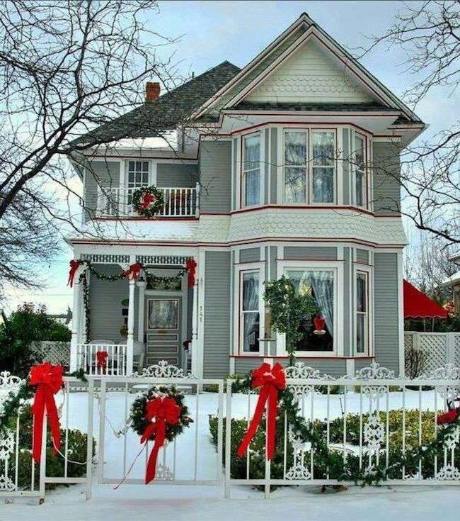 Świąteczna dekoracja przed domem puzzle online