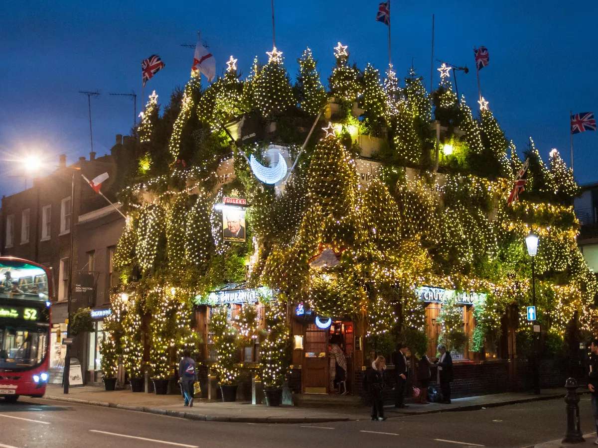 Ozdoby świąteczne w pubie w Londynie puzzle online
