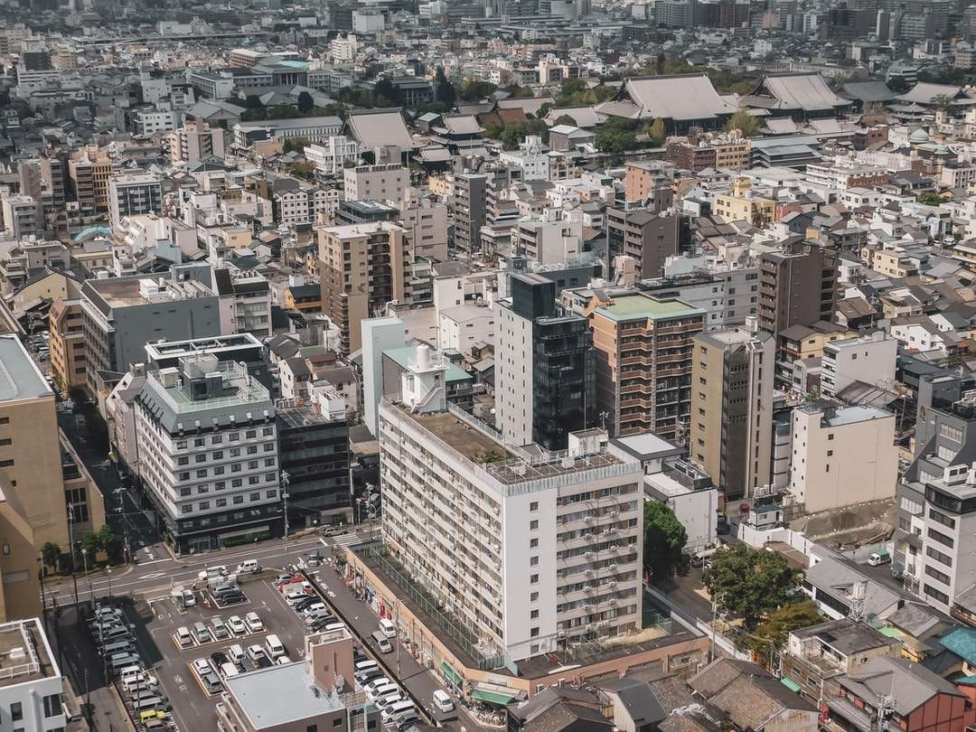 a légi felvétel a város épületei nappal online rejtvény