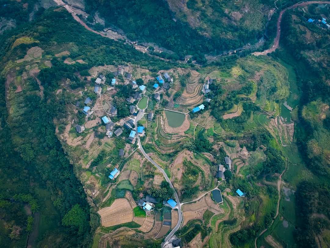 widok z lotu ptaka na zielone i brązowe góry puzzle online