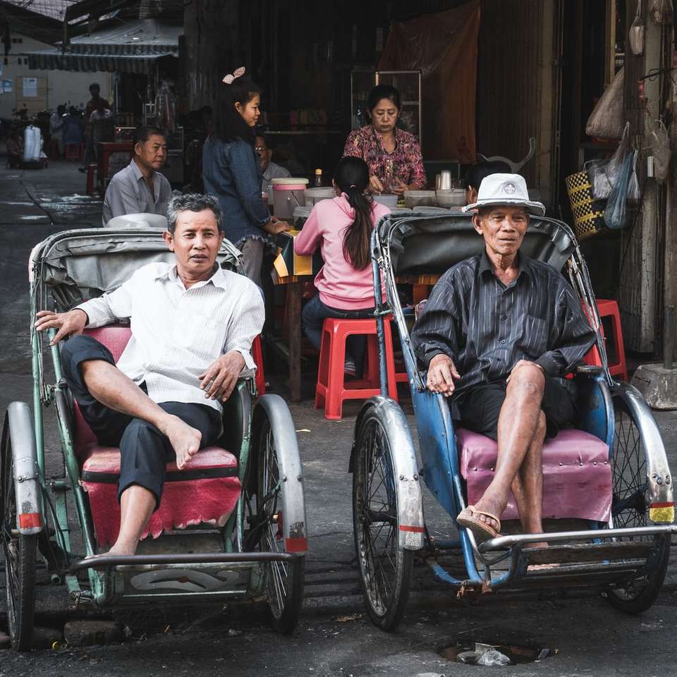 dwie osoby siedzące na wózkach inwalidzkich puzzle online