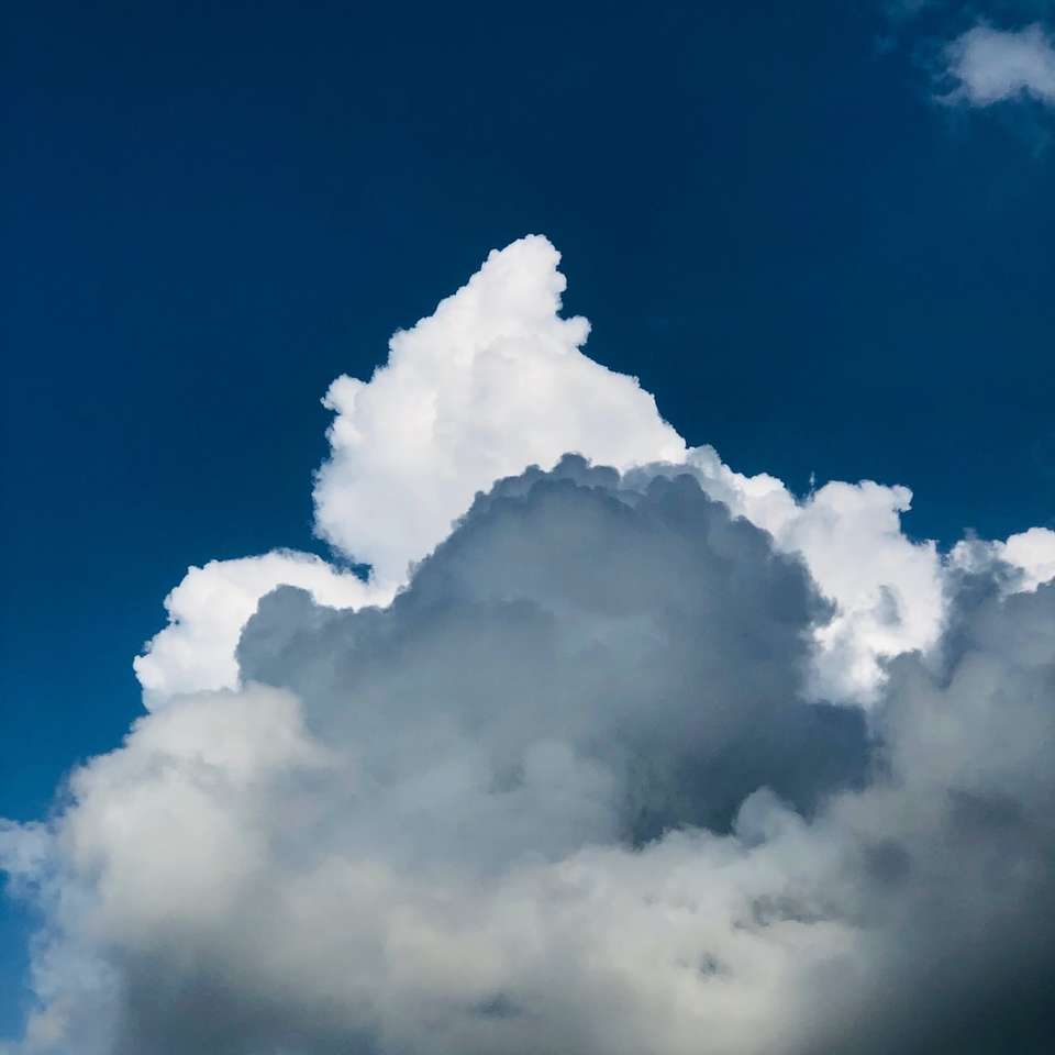 białe chmury na błękitnym niebie w ciągu dnia puzzle online