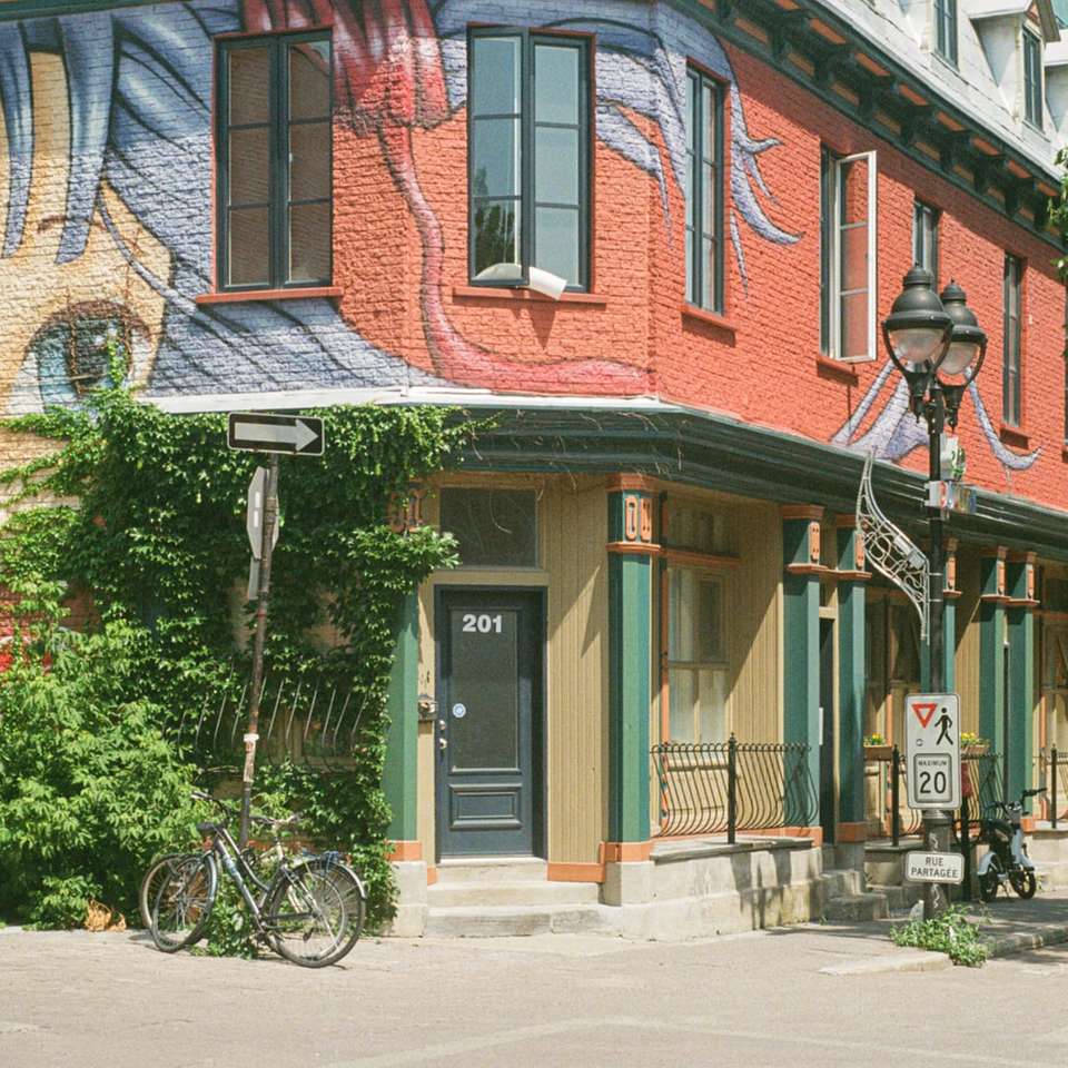 czarny rower zaparkowany obok brązowo-białego betonowego budynku puzzle online