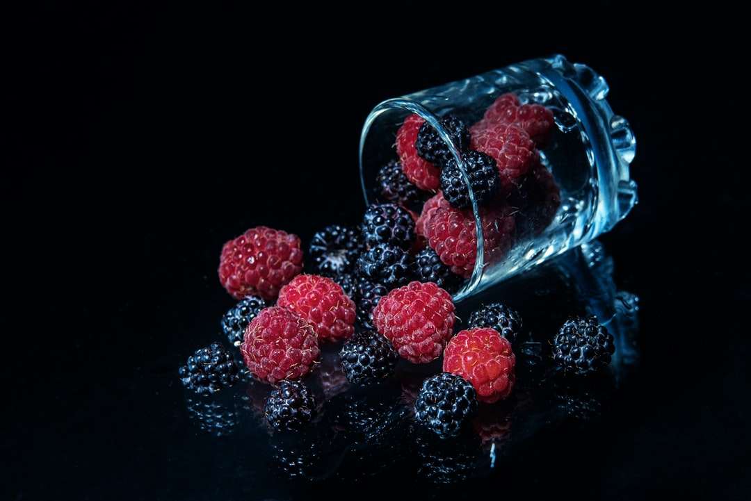 czerwone okrągłe owoce w przezroczystym szklanym słoju puzzle online