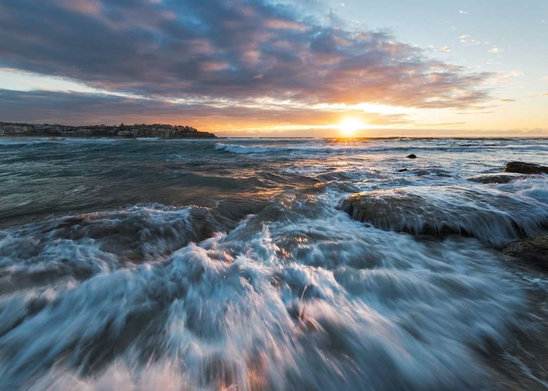 woda morska podczas zachodu słońca puzzle online