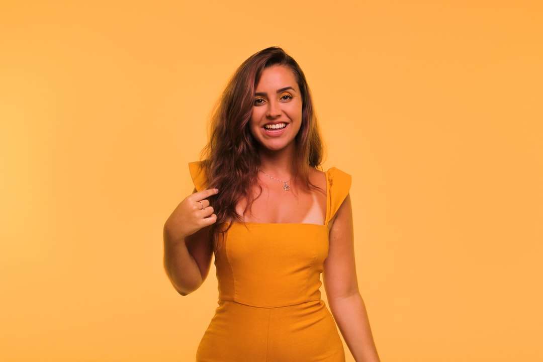 kobieta w żółtej sukience bez rękawów puzzle online