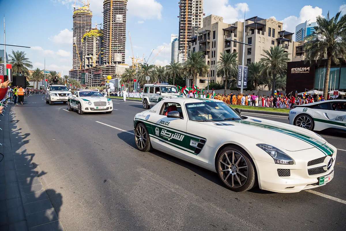 Flota egzotycznych samochodów policji w Dubaju puzzle online