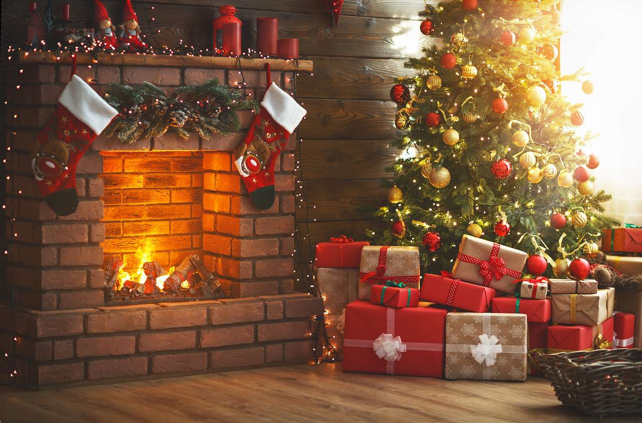 Ozdoby świąteczne obok kominka puzzle online