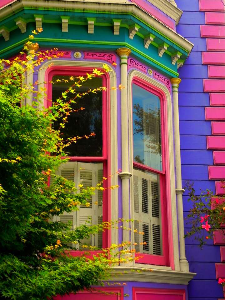 Kolorowy dom z przodu z wykuszem puzzle online