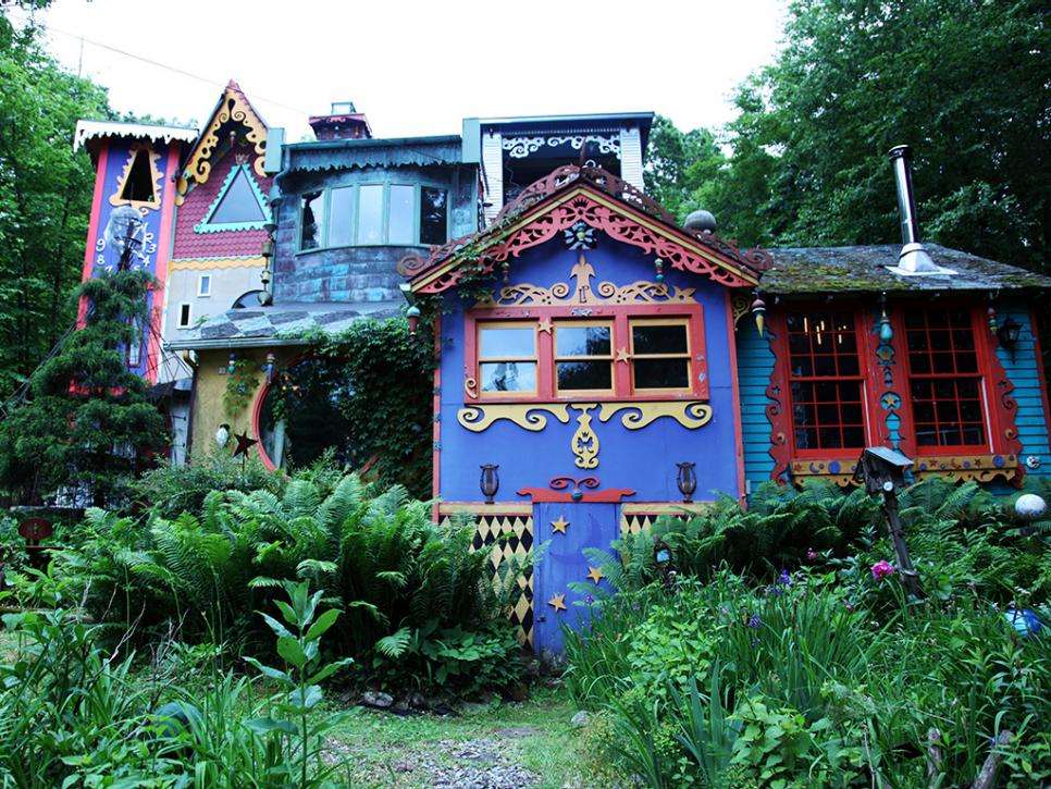 Kolorowy dom przy lesie puzzle online