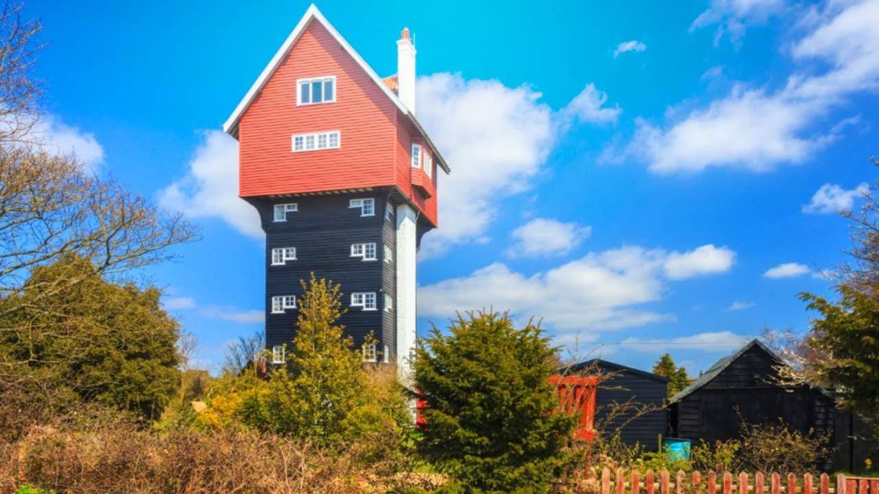 Bardzo wyjątkowy dom wysoko na górze puzzle online