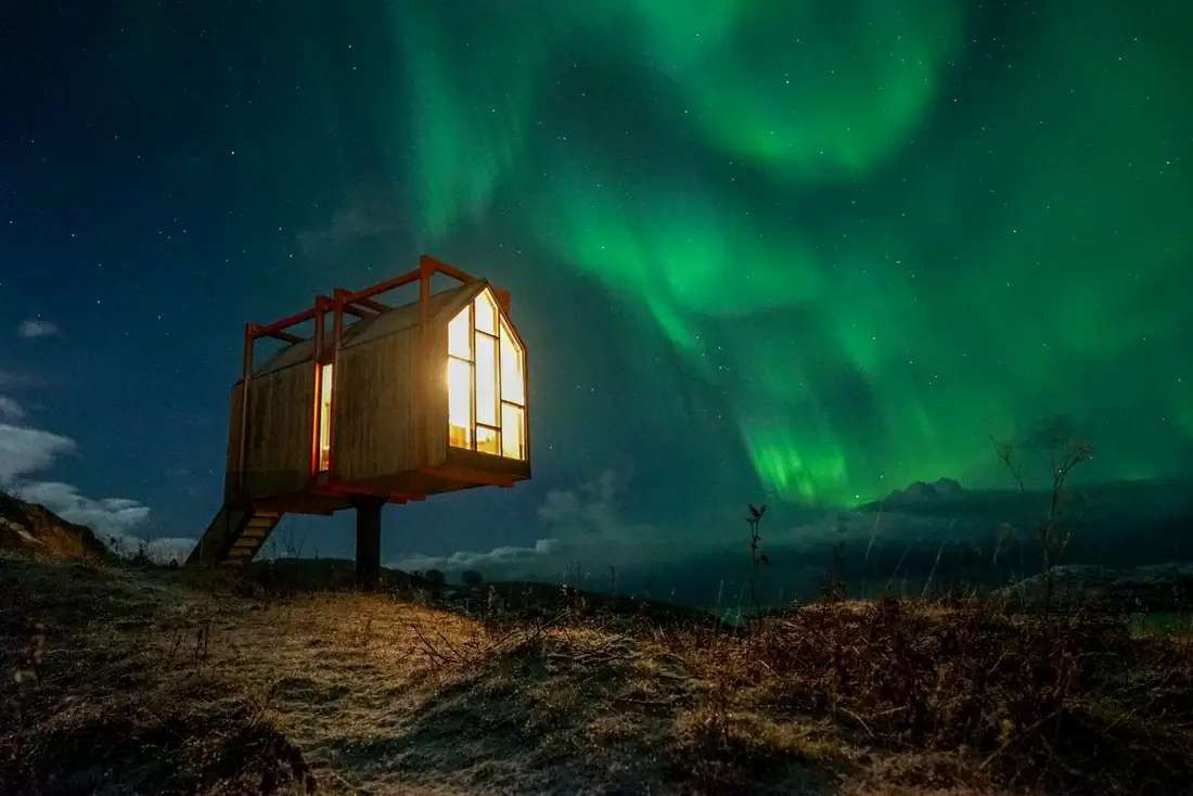 Dom na palach w Skandynawii w świetle zorzy polarnej puzzle online