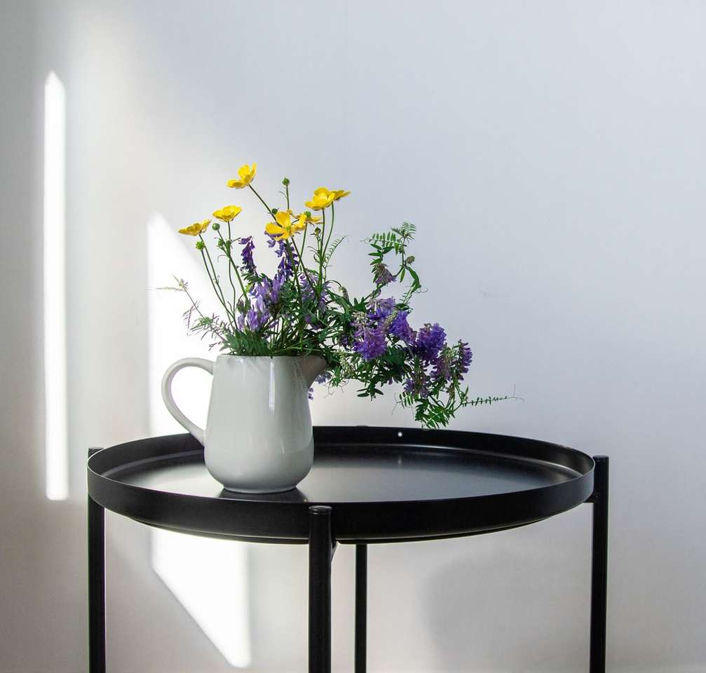 żółte i białe kwiaty w białym wazonie ceramicznym puzzle online