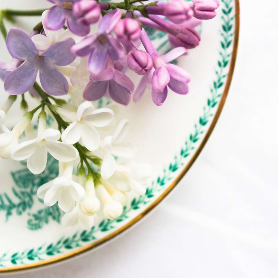 biały i fioletowy kwiat puzzle online