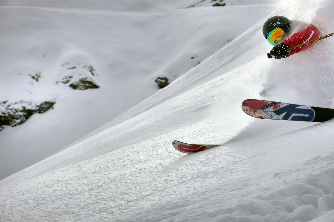 fotografia upływu czasu człowieka na nartach na zaśnieżonej górze puzzle online