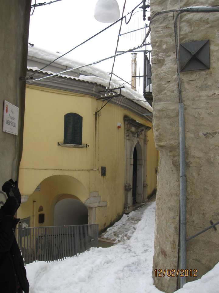 Calitri ze śniegiem Palazzo Zampaglione B&B puzzle online