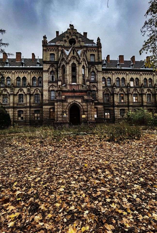 pałac w Mokrzeszowie jesienią puzzle online