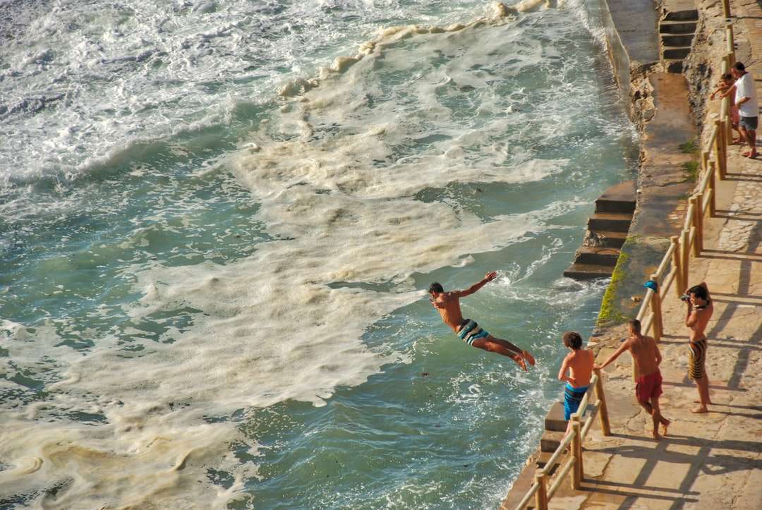 człowiek skoki na morzu na ostrości fotografii puzzle online