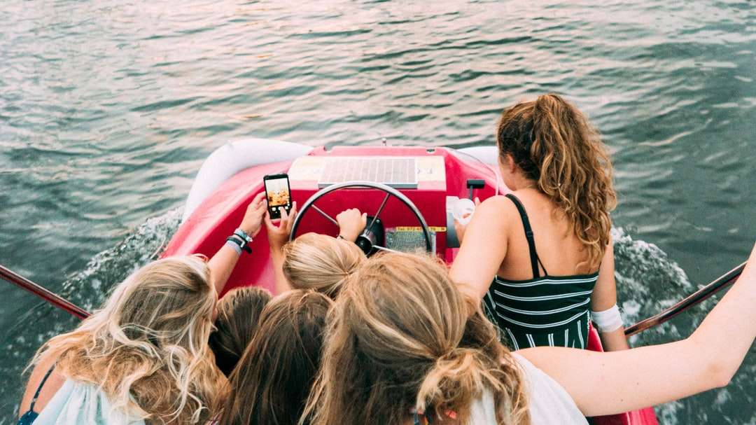 kobiety na łodzi puzzle online