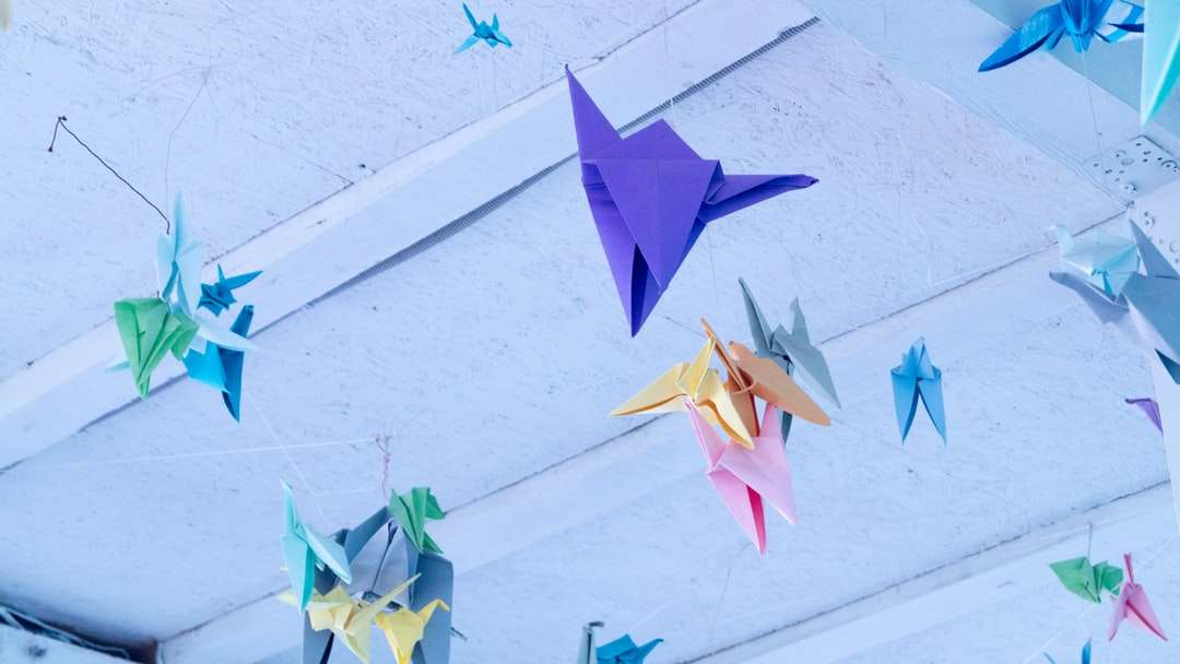 na sufitach wisiały różne kolorowe papiery origami puzzle online