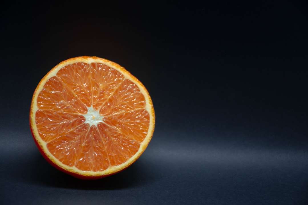 pomarańczowe owoce na czarnej powierzchni puzzle online