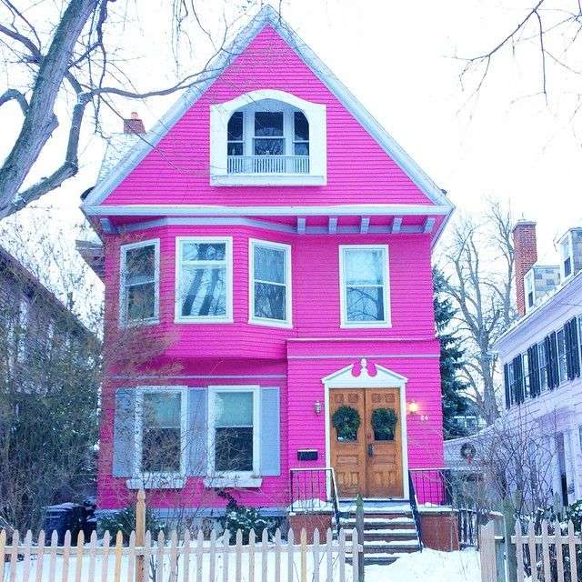 różowy dom puzzle online