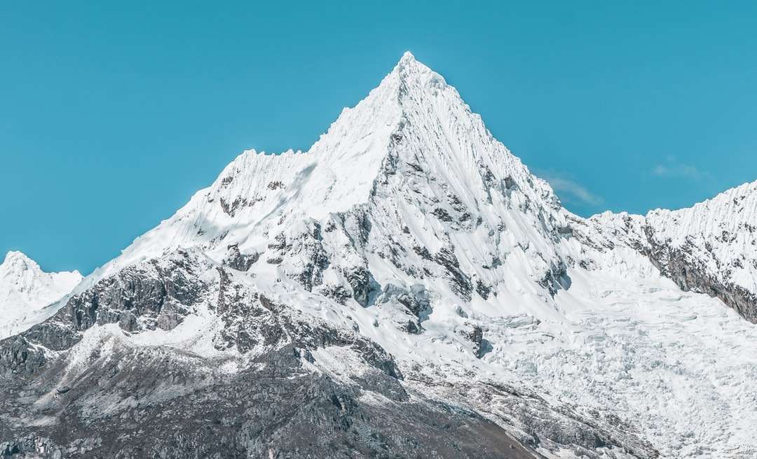 góra pokryta śniegiem w ciągu dnia puzzle online
