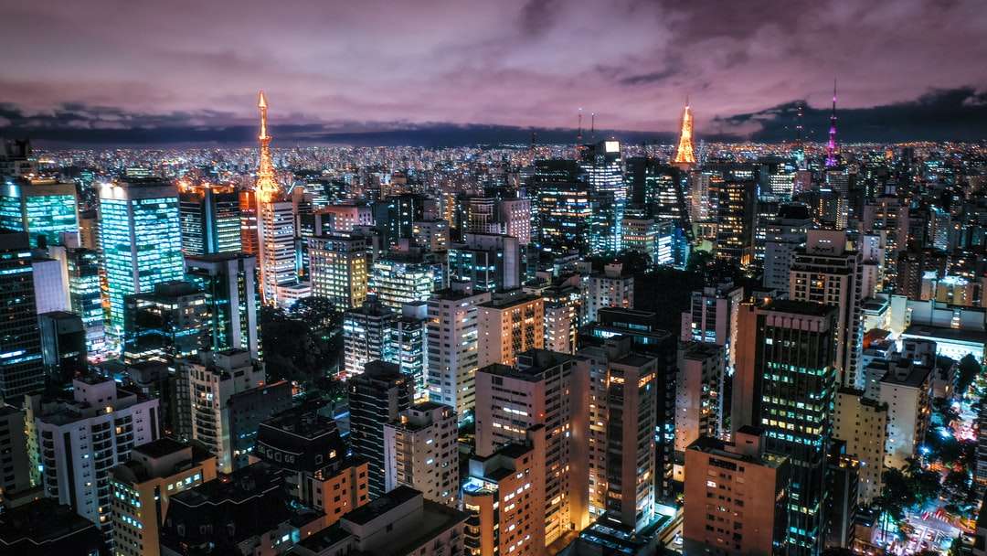oświetlone panoramę miasta pod różowym niebem o zmierzchu puzzle online