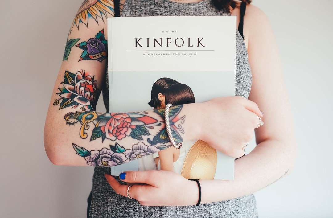 osoba trzymająca książkę Kinfolk puzzle online