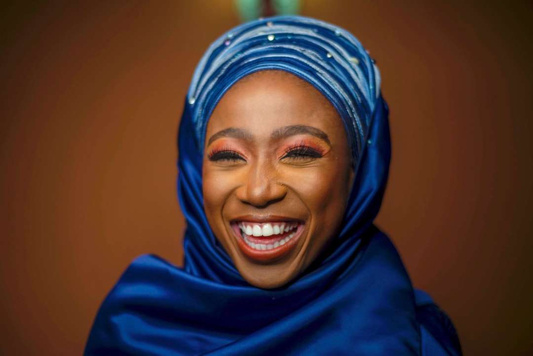 uśmiechnięta kobieta w niebieskim hidżabie puzzle online