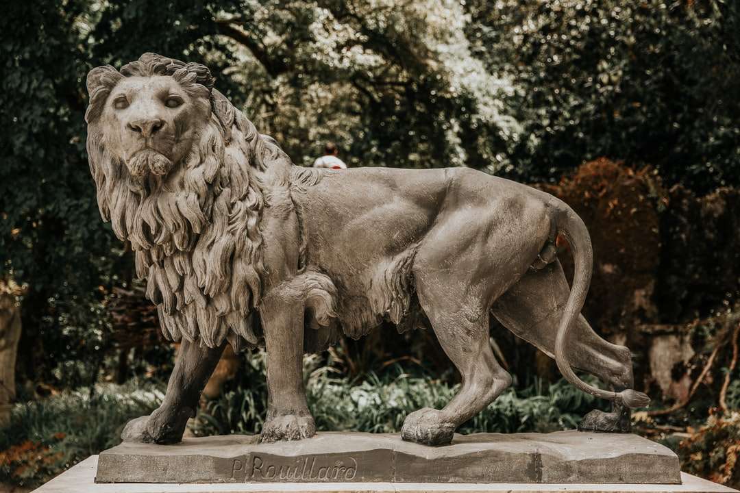 posąg lwa w parku puzzle online
